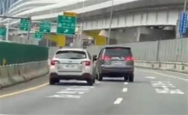 银色箱型车驾驶刻意蛇行、急煞，阻挠白色休旅车前行。（翻摄脸书爆料公社）