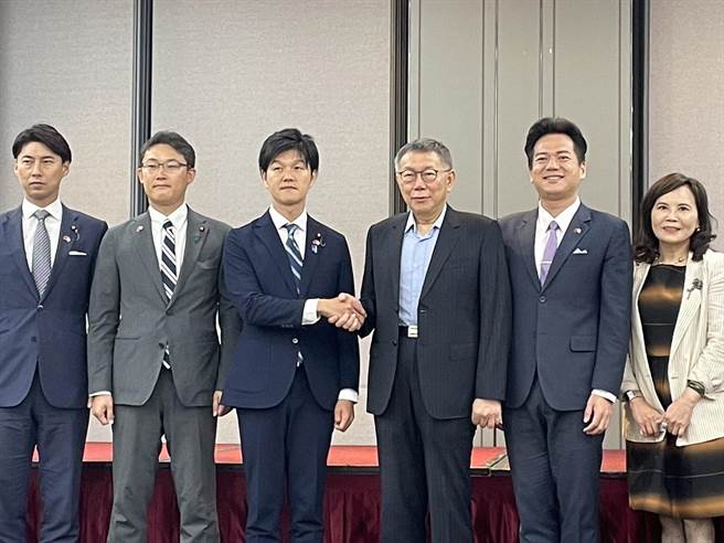 民眾黨主席柯文哲今早與民眾黨民代會見日本執政黨自民黨青年局長鈴木憲和，進行1小時閉門會談，鈴木憲和稱讚柯樹立良好的學習典範，會後贈送日本國寶劍玉，盼未來能有更多交流。（蔡雯如攝）