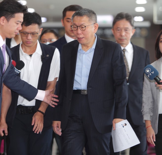 民眾黨主席柯文眾（右二）21日起了個大早，接見來訪的日本自民黨青年局海外研修團。（季志翔攝）