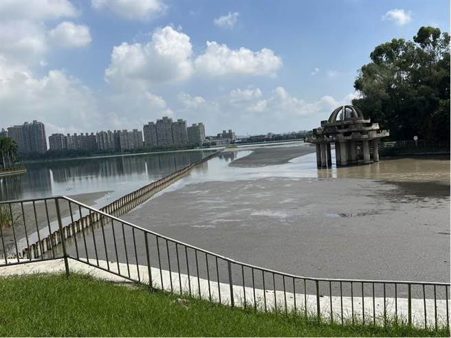 针对台水称「清淤有成」，国民党高市议员锺易仲直说，有图有真相，根据民眾提供8月初从得月楼附近拍的照片可见严重淤积。（锺易仲提供）