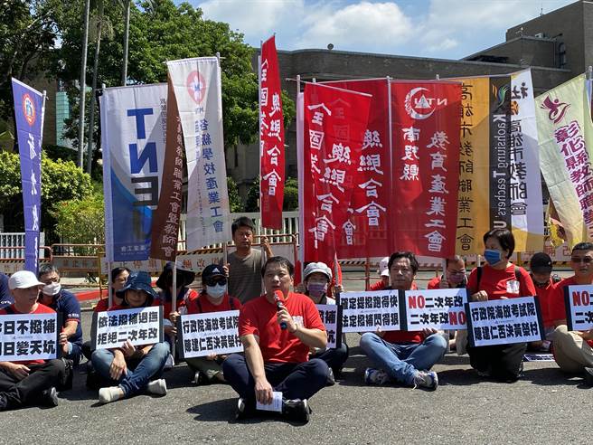 全教總今天動員約30人到行政院前陳情，抗議政府「年改一條龍，撥補一條蟲」。（林志成攝）