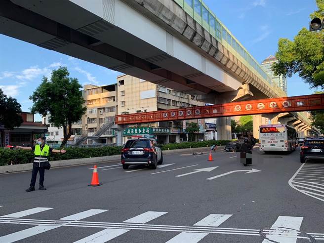 台中市文心路與昌平路口21日5時55分左右發生自小客撞上安全島翻覆意外。（民眾提供／馮惠宜台中傳真）