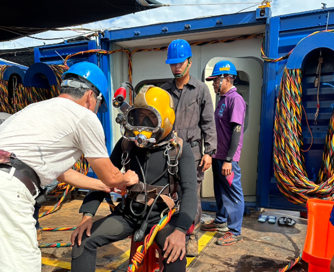 经潜水团队评估，考量船体沉没时结构遭损，为确保人员案情，因此于（20）日下午进行开抽。