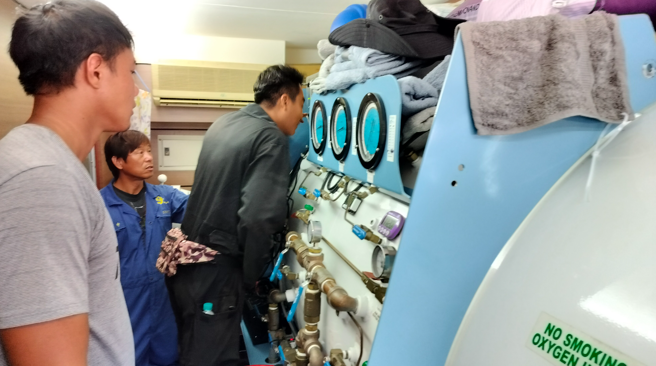 船上人员正在同步监看水下作业。（照片 / 港务局提供）