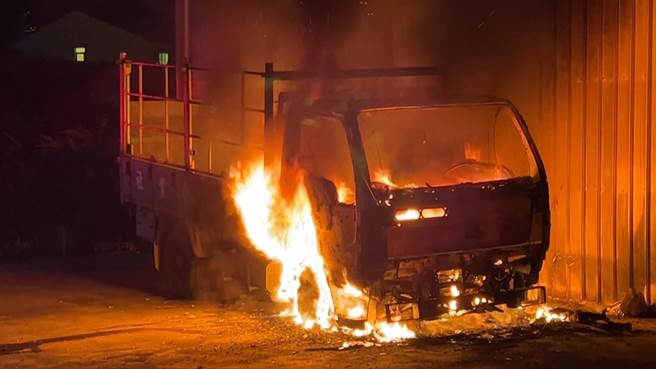 台東市大勇路巷弄20日深夜11點多傳出爆炸聲，1台停放於倉庫前的大貨車不明原因起火燃燒。（讀者提供／蕭嘉蕙台東傳真）