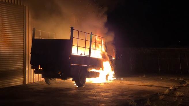 台東市20日深夜發生火燒車，1台停放於大勇路倉庫前的大貨車，車頭與車斗連接處突然竄出火光，火勢伴隨黑煙不斷延燒。（讀者提供／蕭嘉蕙台東傳真）