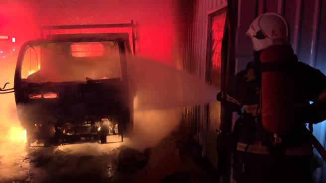 大豐消防分隊獲報到場布水線灌救，火勢不到10分鐘獲得控制。（讀者提供／蕭嘉蕙台東傳真）