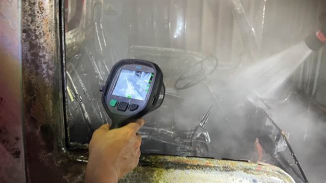 火勢撲滅後，消防人員拿出熱感應器進行檢測，針對高溫處再進行灑水降溫。（讀者提供／蕭嘉蕙台東傳真）