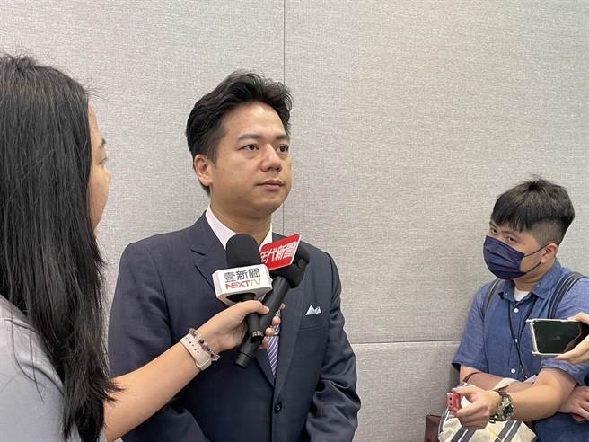 2024總統大選近期民調顯示，民眾黨總統參選人柯文哲支持度有下滑趨勢，外界質疑是否是綠營打柯奏效。立法院民眾黨團總召邱臣遠表示，民進黨透過網軍、媒體和特定名嘴攻擊，短期間確實有看到一些效果，但民調還是要看一個長期趨勢。（蔡雯如攝）