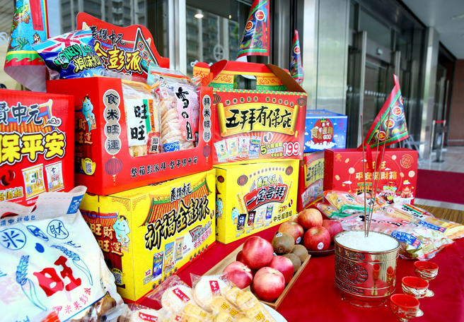 中元节即将到来，该如何准备饮料、食物来祭拜好兄弟，以表达自己满满的诚意。(粘耿豪摄)