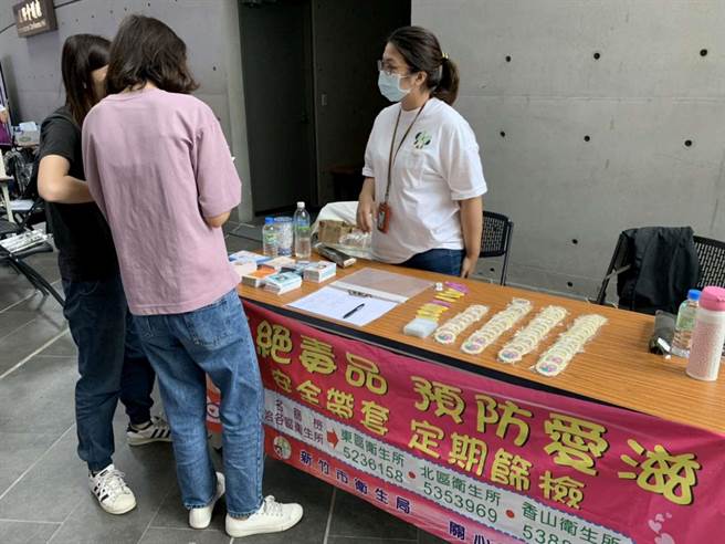 新竹市衛生局提醒，七夕是傳達情意的日子，應特別注意安全性行為，事後也應定期愛滋篩檢。（新竹市政府提供／陳育賢新竹傳真）
