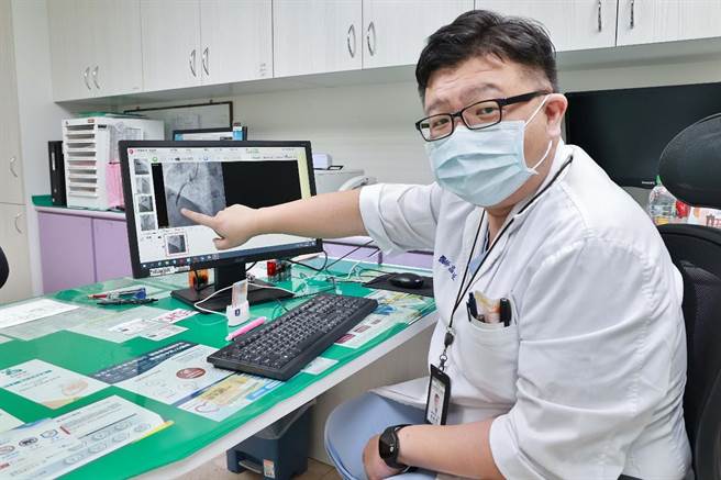 草屯佑民医院心臟内科医师高敏恒指夏天高温、忽冷忽热等易诱发急性心肌梗塞，呼吁高危险群留意自己身体变化。（草屯佑民医院提供／杨静茹南投传真）