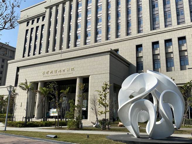 桃园地院法官斥2人严重危害飞航安全及其设施，依强暴危害飞航安全罪判1年10月和1年6月。（蔡依珍摄）