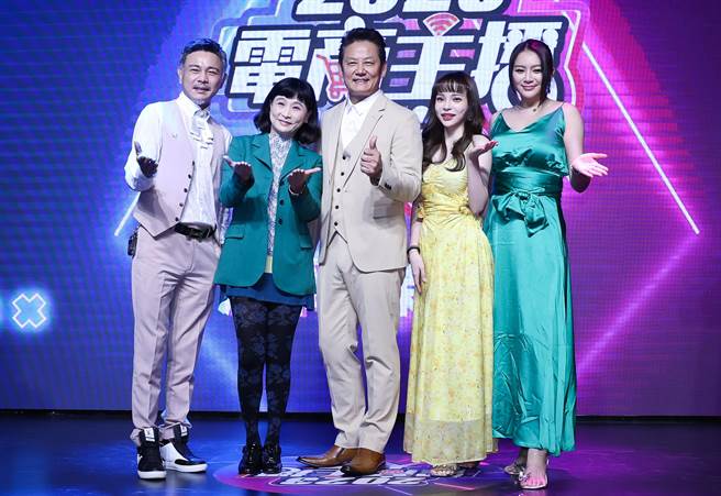何冠颖（左起）、马妞、徐乃麟、李妍瑾、斯亚今出席电商主播比赛。（陈俊吉摄）