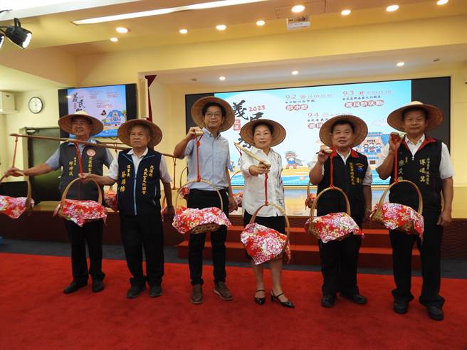 花莲县政府客家事务处今年将在9月2日至4日举办义民祭文化活动，今天在县府大礼堂办理记者会，县长徐榛蔚（右三）、客委会副主委周江杰（左三）、客家处长潘乾鑑（右二）等人出席，祝福活动顺利。（罗亦晽摄）