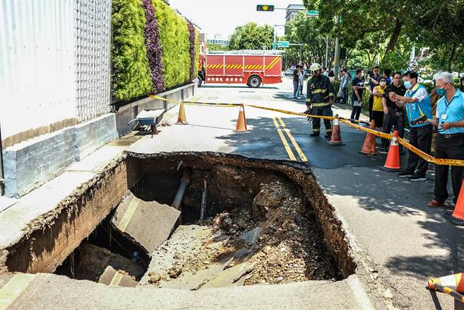 竹北市县政七街出现天坑，现场充满瓦斯味，是工地开挖地下室还是自来水管线破裂造成，工务处等单位下午将再会勘厘清。（罗浚滨摄）
