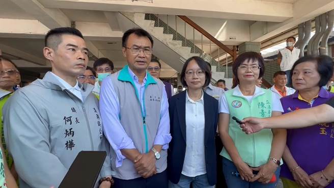 農業部長陳吉仲（左二）表示，將確保蛋農合理利潤及雞蛋穩定供應。（孫英哲攝）