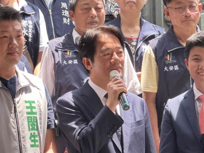 民进党总统参选人、副总统赖清德21日前往位于台北市大安区的火圣庙参香。（黄婉婷摄）