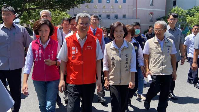 行政院长陈建仁（左2）说，政府的一贯主张相当地清楚和坚定，坚守「4个坚持」原则以保障台湾人民共同的利益和福祉。（吴佩蓉摄）