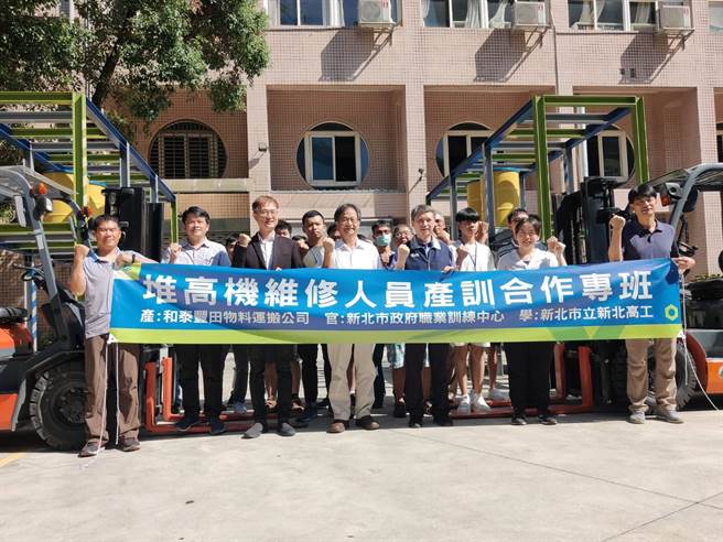 「堆高机维修人员产训合作专班」21日开训，15位参训学员将接受10天、56小时的密集指导。（新北市劳工局提供）