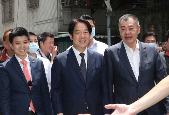 台北市前议长陈锦祥（右）陪同副总统、民进党总统参选人赖清德（中）21日赴台北火圣庙参香。（刘宗龙摄）