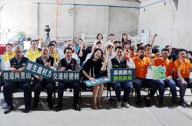 民进党提名嘉义县山区立法委员参选人陈冠廷今举办首场政策记者会，中埔乡长李碧云、大埔乡乡长吴明勋、阿里山乡长高瑞芳、梅山乡长林俊谋及在地产业界人士到场。（吕妍庭摄）