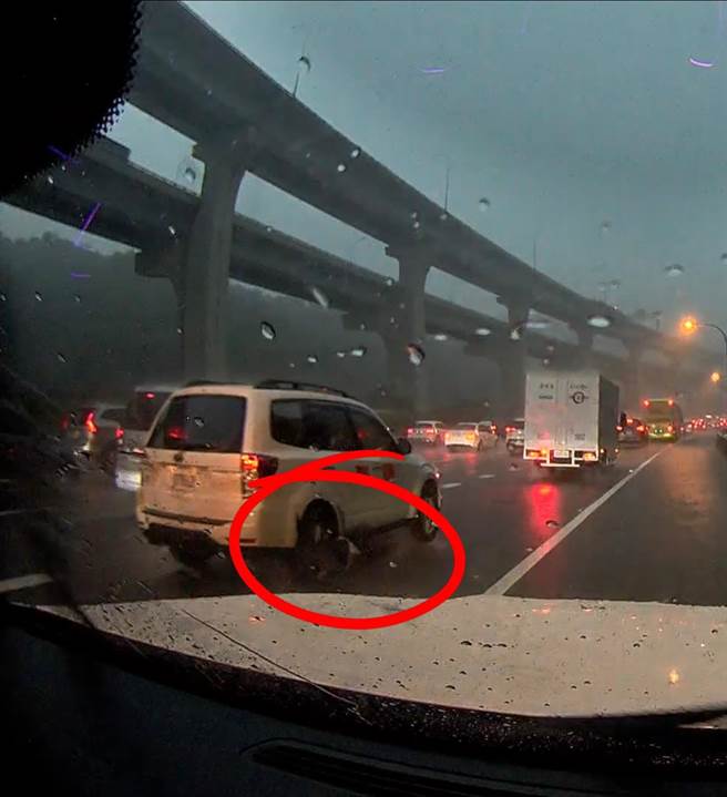 孙尤安在高速公路上惊见黑狗追车。（孙尤安本人提供）