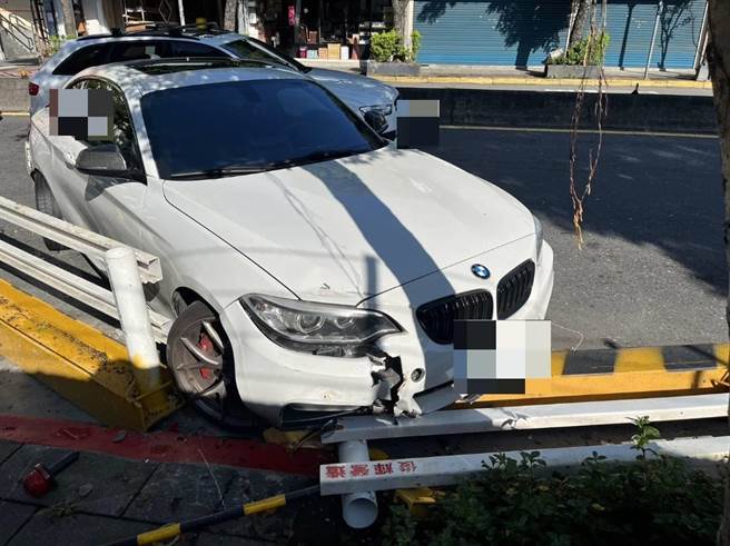 29岁梁姓男子酒驾自撞护栏。（翻摄画面）