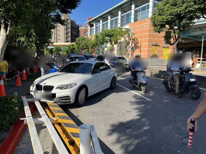 梁姓男子酒驾在辛亥路四段自撞护栏。（翻摄画面）