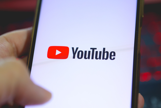 一名网友指出，iPhone跳出YouTube订阅价格调涨通知，350元家庭方案涨至520元。(示意图，达志提供)