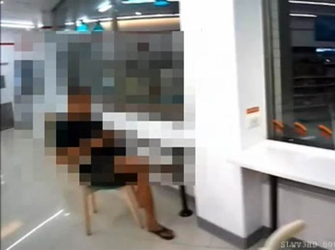 警方进超商签巡时，见李男坐在超商内翘脚滑手机。（民眾提供／孙英哲彰化报导）