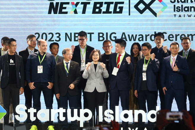 蔡英文总统（中）21日出席「Startup Island TAIWAN NEXT BIG颁奖典礼」时致词表示，政府积极改善投资环境，大力支持新创业者；她相信，以台湾人的拚劲跟创意，台湾总有一天会变成世界上一个新创的王国。（邓博仁摄）