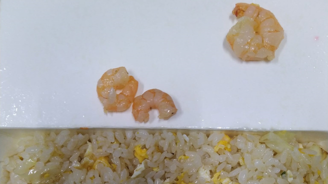 高雄一名男子日前到光華夜市花75元買蝦仁炒飯給孩子當晚餐，回到家翻遍整個便當餐盒，發現裡面僅3隻蝦仁。（圖／翻攝自爆料公社）