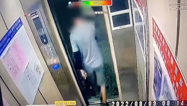 青年国宅住户5万笔电遭窃，贼「攀通风管入屋」得手身影全都录。（翻摄自影片）