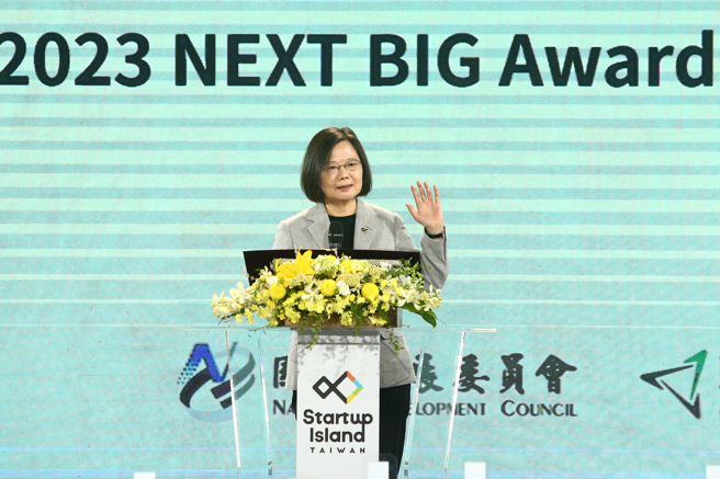 蔡英文总统21日出席「Startup Island TAIWAN NEXT BIG颁奖典礼」时致词表示，政府积极改善投资环境，大力支持新创业者；她相信，以台湾人的拚劲跟创意，台湾总有一天会变成世界上一个新创的王国。（邓博仁摄）