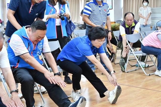 在柔软度检测项目中，可明显看到彰化县长王惠美（中）的柔软度胜过员林市长游振雄（左）。（孙英哲摄）