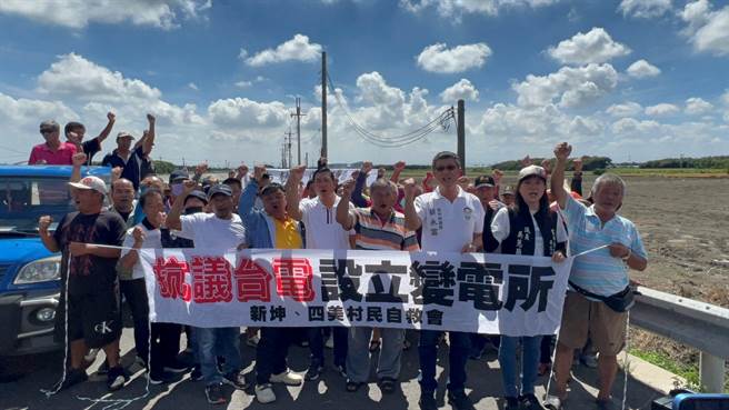 雲林縣東勢鄉台電變電所突然施工，上百名鄉民舉白布條抗議。（張朝欣攝）