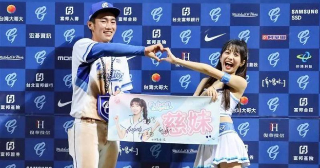 富邦悍将刘俊豪(左)。（图／富邦悍将提供）