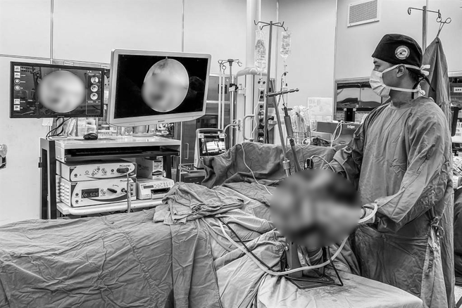 中医大新竹附医骨科医师王韦智说， 腕关节镜微创手术，透过关节镜手术可以深入治疗手腕内的发炎状况，同时清除增生的滑液囊和发炎组织，復发率相对低。（罗浚滨摄）