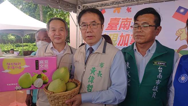 台南市長黃偉哲（中）宣傳台南文旦外銷加拿大。（程炳璋攝）