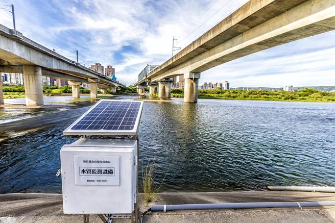 新竹縣環保局在縣內主要河川設置固定式水質感測器，1年來未發現異常，環保署監測頭前溪的水質極優，高居全國第二名。（羅浚濱攝）