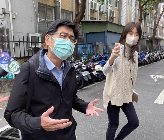 国家通讯传播委员会（NCC）前专门委员乔建中，前年带登山团途经玉山国家公园杜鹃营地，任令队员违法就地砍伐、取柴及生火，酿成重大森林火灾，近80公顷林地遭焚毁。图为乔建中3月27日开庭传讯。（照片 / 林伟信摄）