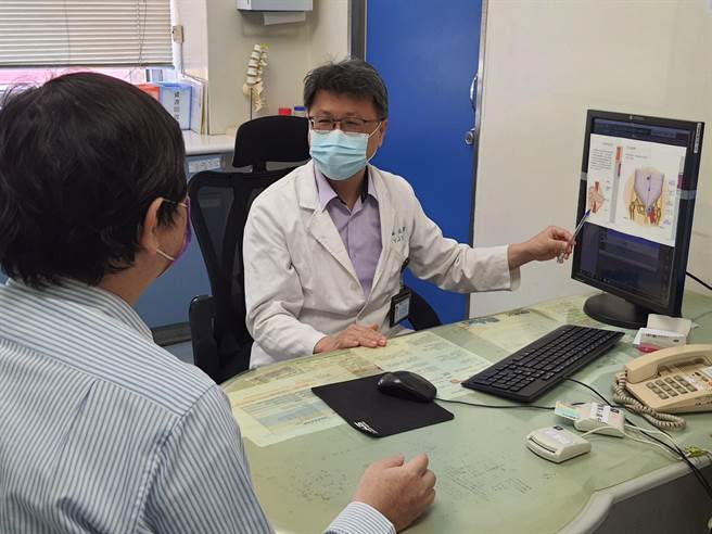 大里仁爱医院一般外科医师巫奕儒说，疝气虽是小病症，但长期不处理，轻则影响日常活动，重则因疝气引起肠坏死造成败血症，不可轻忽。（大里仁爱医院提供／潘虹恩台中传真）