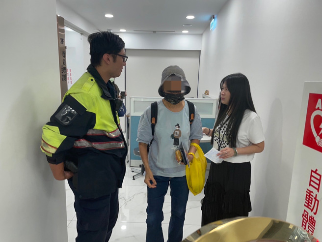 銀行員機警通報，警方到場戳破「猜猜我是誰」詐騙老梗。（警方提供）