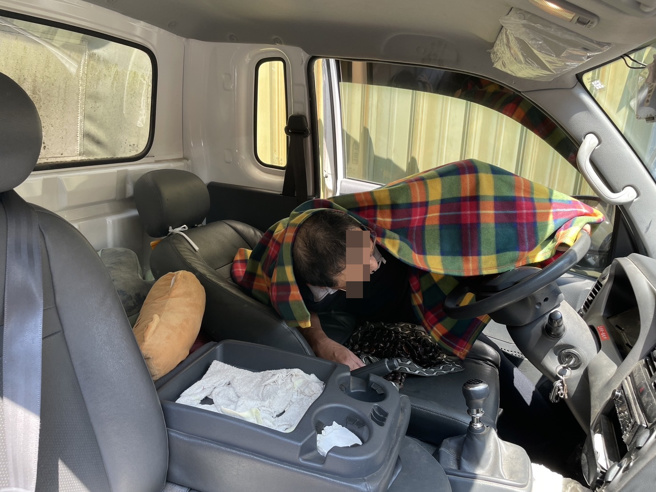 高姓修车厂厂长在修车过程中被车压伤夹困在车与墙间，警消获报前往救援，右脚踝有开放性骨折意识清醒，消防人员使用电动撑开器协助脱困救出，送往北市新光医院急救。（图／民眾提供）