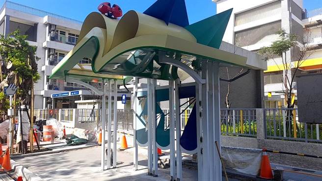 新北市交通局鼓励民间企业、社团捐赠或认养维护候车亭，板桥区「后埔国小（重庆路）」站的翻书型候车亭，让民眾惊艳。（新北市交通局提供）