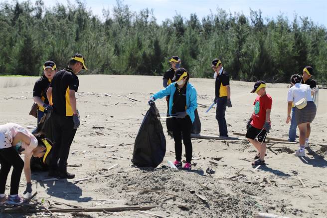 嘉义县布袋镇好美里沙滩有「天空之镜」美称，今嘉义县环保局及认养海岸企业等上百人携手净滩。（嘉义县政府提供／吕妍庭嘉义传真）