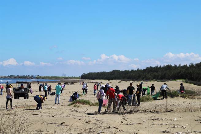 嘉义县布袋镇好美里沙滩有「天空之镜」美称，今嘉义县环保局及认养海岸企业等上百人携手净滩。（嘉义县政府提供／吕妍庭嘉义传真）