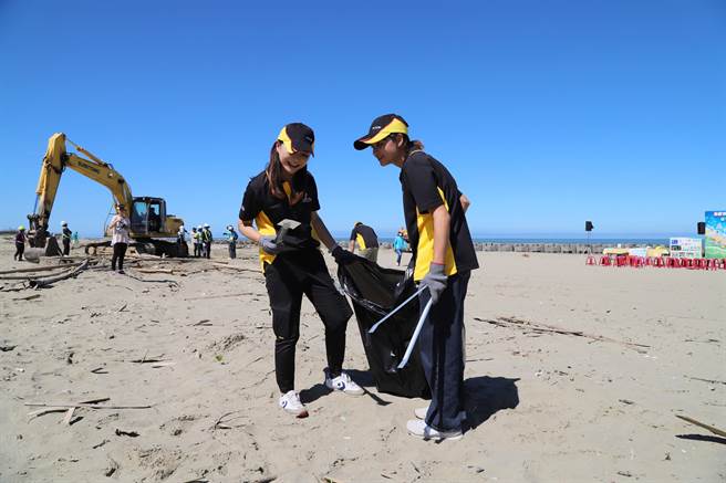 嘉义县布袋镇好美里沙滩有「天空之镜」美称，今嘉义县环保局及认养海岸企业等上百人携手净滩。（嘉义县政府提供／吕妍庭嘉义传真）