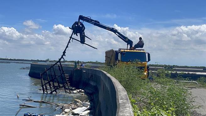 东石合作农场今年更获农粮署补助，将试办把废弃蚵棚制成肥料，把令人头痛的废蚵棚变有机肥。（嘉义县政府提供／吕妍庭嘉义传真）